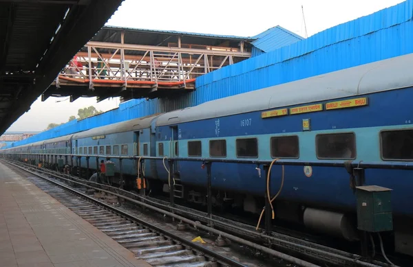 Jaipur Ινδία Οκτωβρίου 2017 Τρένο Μεγάλης Απόστασης Σταθμευμένα Στον Σιδηροδρομικό — Φωτογραφία Αρχείου