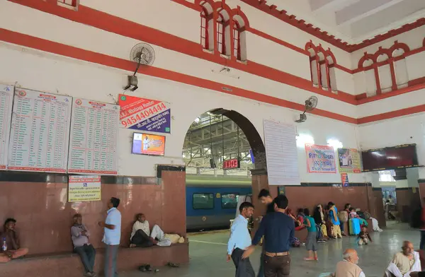 Ινδία Άγκρα Οκτωβρίου 2017 Αγνώστων Ανθρώπων Μετακινούνται Σιδηροδρομικό Σταθμό Agra — Φωτογραφία Αρχείου
