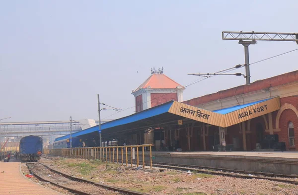 Ινδία Άγκρα Οκτωβρίου 2017 Αγνώστων Ανθρώπων Μετακινούνται Σιδηροδρομικό Σταθμό Agra — Φωτογραφία Αρχείου