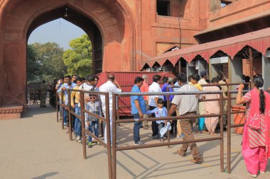 Agra Hindistan - 24 Ekim 2017: Kimliği belirsiz kişi oraya girdikten Agra Hindistan Taj Mahal itibariyle güvenlik kontrolü