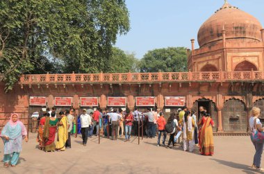 Agra Hindistan - 24 Ekim 2017: Kimliği belirsiz kişi satın kabul için Agra Hindistan Taj Mahal