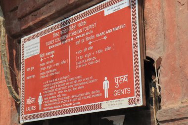 Agra Hindistan - 24 Ekim 2017: Bilgi yönetim kurulu görüntüler kabul fiyat Taj Mahal Agra Hindistan için