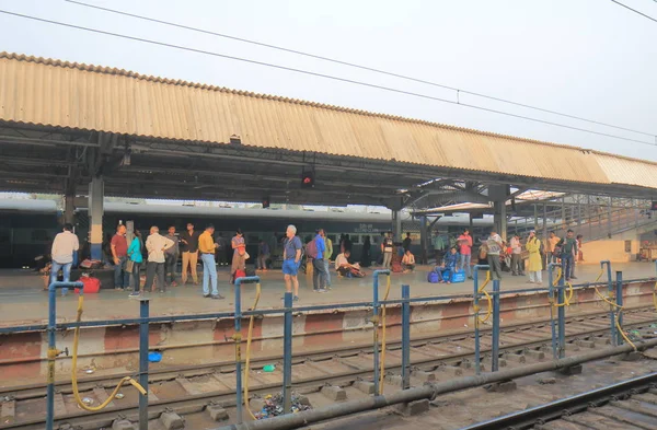 Ινδία Άγκρα Οκτωβρίου 2017 Αγνώστων Ανθρώπων Μετακινούνται Στο Σιδηροδρομικό Σταθμό — Φωτογραφία Αρχείου