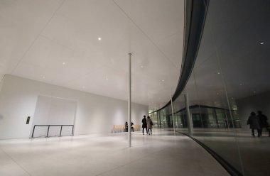 Kanazawa Japonya - 24 Aralık, 2017: 21st yüzyıl Museum.21st yüzyıl Müzesi Kanazawa belediye binasının yanında bulunan Çağdaş Sanat Müzesi mi kimliği belirsiz kişi ziyaret.