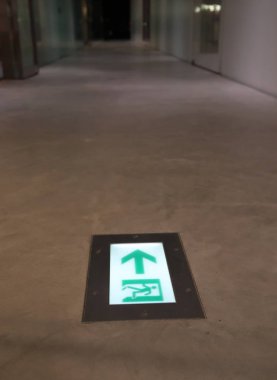 Japonya'da koridorda acil çıkış işareti