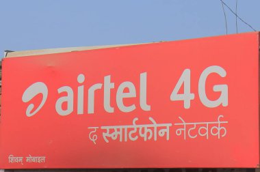 Varanasi Hindistan - 31 Ekim 2017: Airtel Hint cep telefonu şirketi. Airtel mobil telefon ikinci en büyük sağlayıcısı ve sabit telefon Hindistan'da ikinci en büyük sağlayıcısı olan