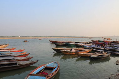 Varanasi Hindistan'da Ganj Nehri dağ geçidi cityscape