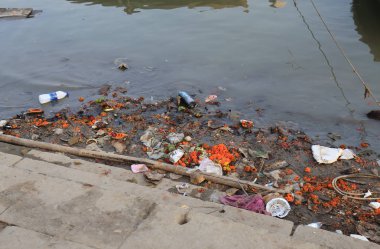 Varanasi Hindistan - 31 Ekim 2017: Varanasi, Ganj Nehri yakasında çöp. 
