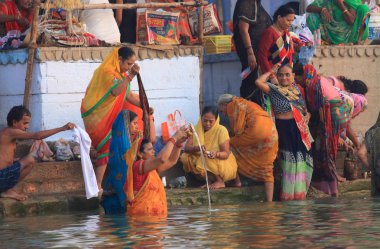 Varanasi Hindistan - 31 Ekim 2017: Kimliği belirsiz kişi ziyaret Varanasi, Ganj Nehri Panchganga ghat.  
