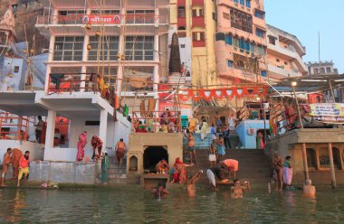 Varanasi Hindistan - 31 Ekim 2017: Kimliği belirsiz kişi ziyaret Varanasi, Ganj Nehri Panchganga ghat.  