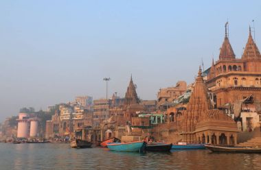 Varanasi Hindistan'da Ganj Nehri dağ geçidi cityscape