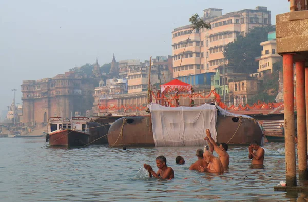 Varanasi Indie Października 2017 Niezidentyfikowanych Osób Wizyta Ghat Panchganga Rzeki — Zdjęcie stockowe