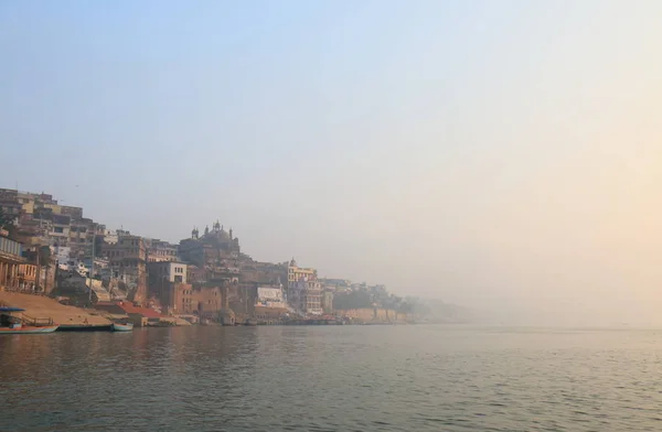 Ganges Flod Ghat Cityscape Varanasi Indien - Stock-foto