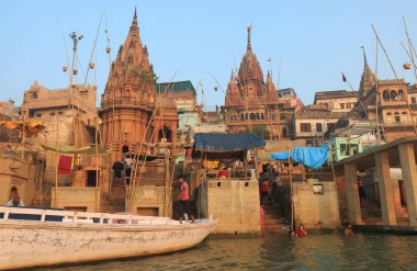 Varanasi Hindistan - 1 Kasım 2017: Kimliği belirsiz kişi ziyaret Varanasi, Ganj Nehri dağ geçidi.