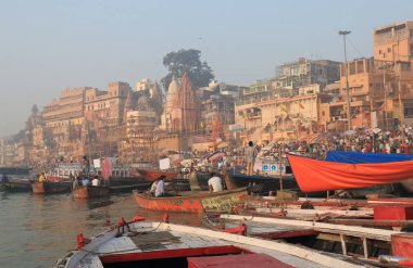 Varanasi Hindistan - 1 Kasım 2017: Kimliği belirsiz kişi ziyaret Varanasi, Ganj Nehri dağ geçidi.