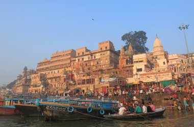Varanasi Hindistan - 1 Kasım 2017: Kimliği belirsiz kişi ziyaret Varanasi, Ganj Nehri dağ geçidi.