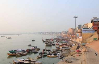 Varanasi Hindistan'da Ganj Nehri dağ geçidi cityscape