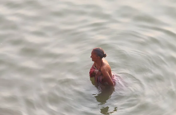 Varanasi India November 2017 Unidentified Woman Bathes Ganges River Varanasi — Stock Photo, Image