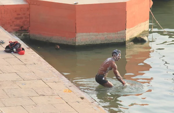 Varanasi Inde Novembre 2017 Homme Non Identifié Baigne Dans Rivière — Photo