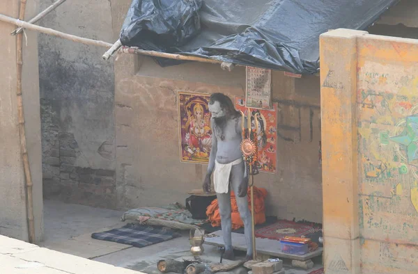 Варанаси Индия Ноября 2017 Года Неизвестный Религиозный Человек Стоит Реке — стоковое фото