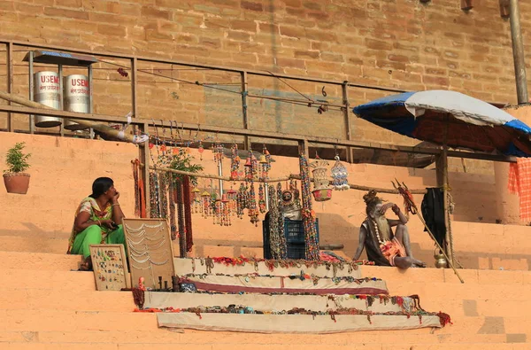 Varanasi India November 2017 Niet Geïdentificeerde Mensen Verkopen Souvenir Aan — Stockfoto