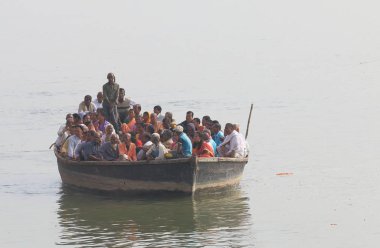 Varanasi Hindistan - 2 Kasım 2017: Kimliği belirsiz kişi almak cruise gemi Varanasi, Ganj Nehri üzerinde.