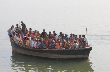 Varanasi Hindistan - 2 Kasım 2017: Kimliği belirsiz kişi almak cruise gemi Varanasi, Ganj Nehri üzerinde.