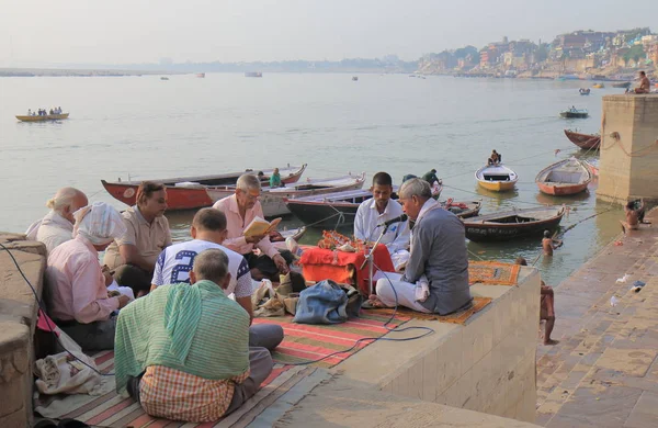 Varanasi Hindistan Kasım 2017 Kimliği Belirsiz Kişi Toplamak Için Dini — Stok fotoğraf