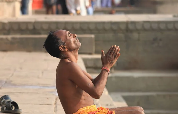 バラナシ インド 2017 正体不明の男は バラナシのガンジス川のガートで祈る — ストック写真