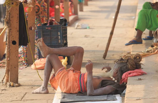 Varanasi India November 2017 Unidentified Man Sleeps Street Varanasi — Stock Photo, Image