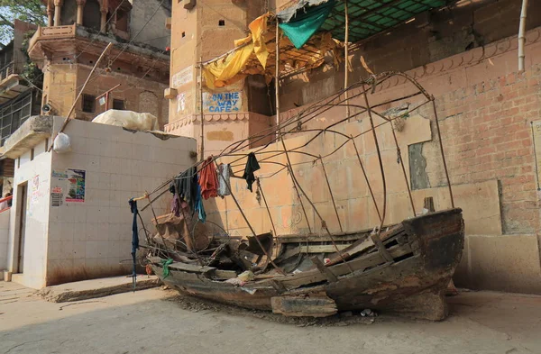 Varanasi India Novembro 2017 Velho Barco Deixado Rua Varanasi Índia — Fotografia de Stock