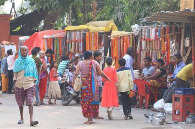 Varanasi Hindistan - 2 Kasım 2017: alışveriş caddesine Varanasi, kimliği belirsiz kişi ziyaret tarihi kent.