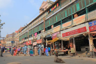 Varanasi Hindistan - 2 Kasım 2017: alışveriş caddesine Varanasi, kimliği belirsiz kişi ziyaret tarihi kent.
