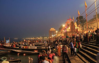 Varanasi Hindistan - 2 Kasım 2017: Kimliği belirsiz kişi ziyaret Varanasi, Ganj Nehri Dashashwamedh ghat.  