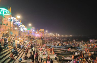 Varanasi Hindistan - 2 Kasım 2017: Kimliği belirsiz kişi ziyaret Varanasi, Ganj Nehri Dashashwamedh ghat.  