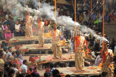 Varanasi Hindistan - 2 Kasım 2017: Kimliği belirsiz kişi ziyaret Ganj Nehri Dashashwamedh ghat Varanasi dini töreni için.  