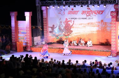 Varanasi Hindistan - 3 Kasım 2017: Kimliği belirsiz kişi ziyaret Hint geleneksel dans gösterisi Dashashwamedh ghat Varanasi Hindistan