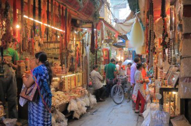 Varanasi Hindistan - 3 Kasım 2017: alışveriş caddesine Varanasi, kimliği belirsiz kişi ziyaret tarihi kent.