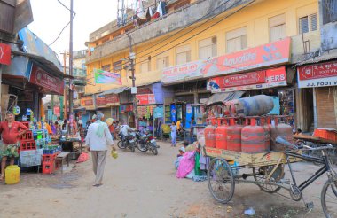 Varanasi Hindistan - 3 Kasım 2017: alışveriş caddesine Varanasi, kimliği belirsiz kişi ziyaret tarihi kent.