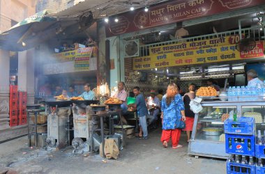 Varanasi Hindistan - 3 Kasım 2017: Kimliği belirsiz kişi ziyaret yerel Hint restoranı Varanasi Hindistan.