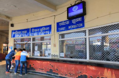 Varanasi Hindistan - 4 Kasım 2017: Kimliği belirsiz kişi seyahat Varanasi Hindistan'da Varanasi Otogar.