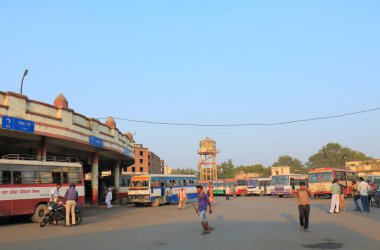 Varanasi Hindistan - 4 Kasım 2017: Kimliği belirsiz kişi seyahat Varanasi Hindistan'da Varanasi Otogar.