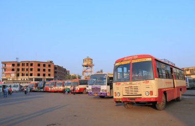 Varanasi Hindistan - 4 Kasım 2017: Kimliği belirsiz kişi seyahat Varanasi Hindistan'da Varanasi Otogar.