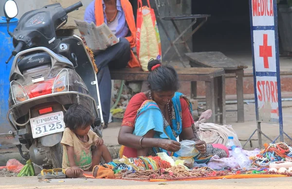 Varanasi Indie Listopadu 2017 Neznámí Lidé Prodáváme Suvenýry Ulici Váránasí — Stock fotografie
