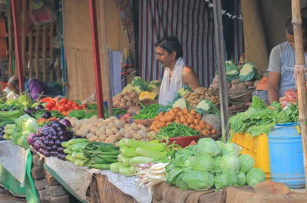 瓦拉纳西印度 2017年11月2日 不明男子在印度瓦拉纳西的街头市场销售蔬菜 — 图库照片