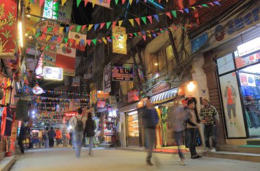 Katmandu Nepal - 10 Kasım 2017: Kimliği belirsiz kişi ziyaret Thamel alışveriş caddesi Katmandu Nepal.