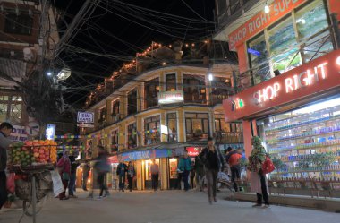 Katmandu Nepal - 10 Kasım 2017: Kimliği belirsiz kişi ziyaret Thamel alışveriş caddesi Katmandu Nepal.