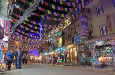 Katmandu Nepal - 10 Kasım 2017: Kimliği belirsiz kişi ziyaret Thamel alışveriş caddesi Katmandu Nepal.