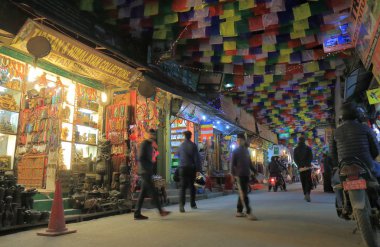 Katmandu Nepal - 10 Kasım 2017: Kimliği belirsiz kişi ziyaret Thamel alışveriş caddesi Katmandu Nepal.