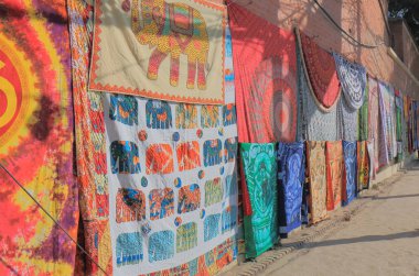 Katmandu Nepal - 10 Kasım 2017: alışveriş caddesi Katmandu Nepal Thamel satılan el yapımı kilim.